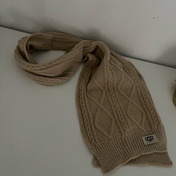 Ugg hat glove scarf set - Picture 3 of 3